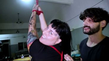 Amateur gótica primera vez atada y follada