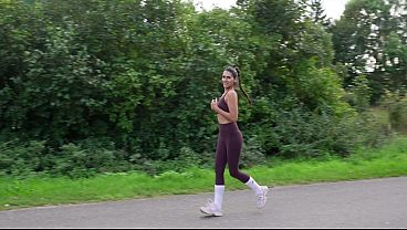 Die pakistanische Joggerin wollte es heimlich hinter den Heuballen