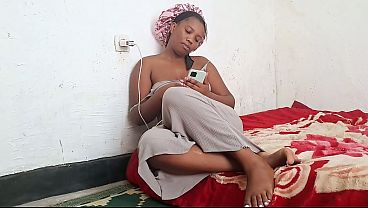 girl from the college masturbate her pussy