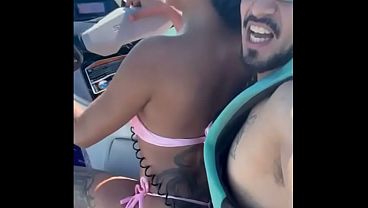 Novinha Brasileira deliciosa da perdido no corno manso e vai fuder com o instrutor de jetski no mar longe de marido corno.