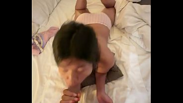 Une thaïlandaise de 18 ans se fait détruire par une grosse bite blanche et éjaculation faciale