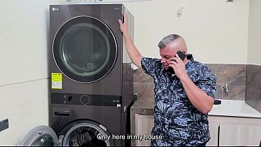 Washing machine repairman fucks a big-bottomed wife trapped inside the washing machine!