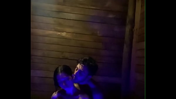 Besos y sexo en el agua latina chilena
