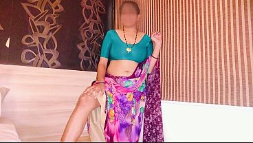 सौतेली माँ ने साड़ी हटाते हुए मेरे दोस्त के साथ दमदार चुदाई किया, देसी भारतीय पोर्न हिंदी ऑडियो में