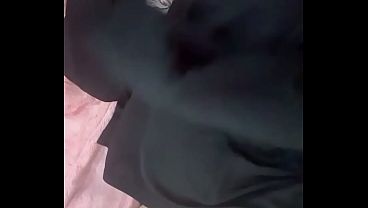 ベッドで興奮して全裸オナニー