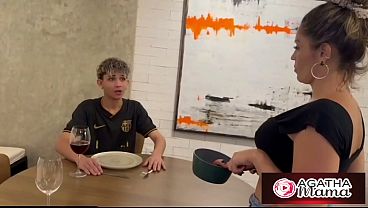 Madrasta Safada Fode Enteado e pede pra Não Contar pro Pai – Madrasta safada ve o pauzao enorme de enteado fode como uma casada safada e trai o corno manso dentro da propria casa.