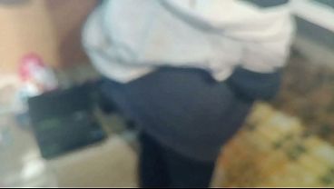 Mostrando mis pantis negras y moviendo la colita