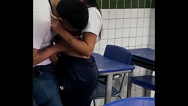 Na escola a morena novinh 18 anos do ensino médio fudeu gostoso com o amigo na sala de aula e caiu na net