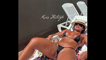 Puta casada tomando sol na piscina do hotel com seu biquíni minúsculo e bem ousado, bem exibida. Kriss Hotwife