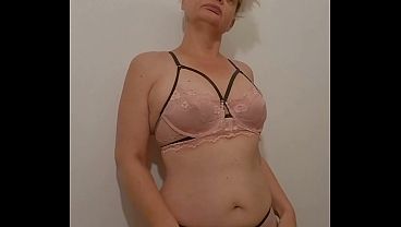 Salut chéri, je te souhaite une agréable journée — je t’envoie un baiser sur ta bite.